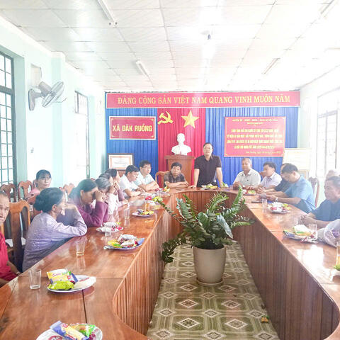 Thăm, tặng quà cho người có công với cách mạng nhân kỷ niệm 50 năm Ngày Giải phóng miền Nam, thống nhất đất nước