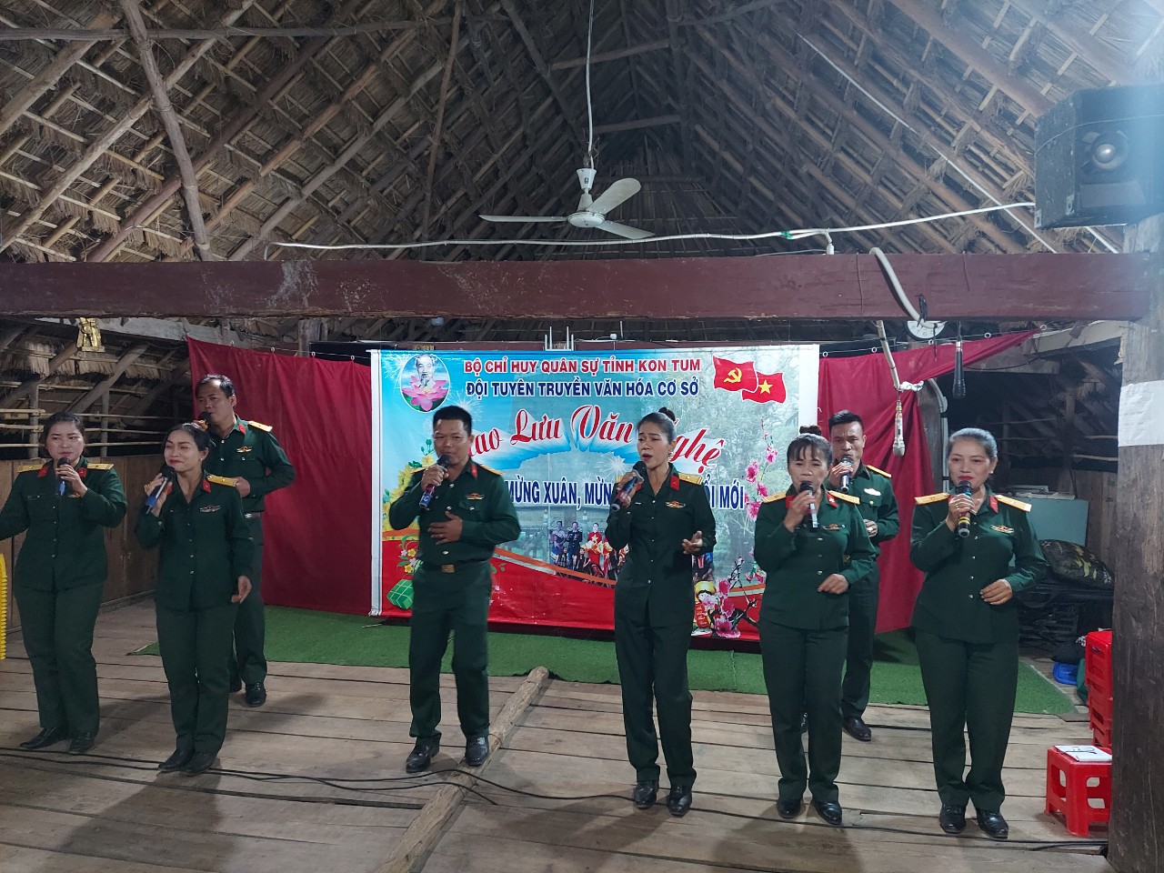Đội tuyên truyền cơ sở Bộ Chỉ huy Quân sự tỉnh phối hợp tổ chức văn nghệ tại làng Kon SKôi